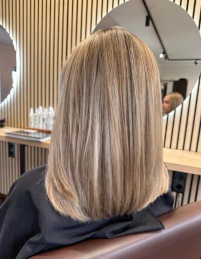 Kundin mit blondierten Haaren im Friseursalon Ansbach