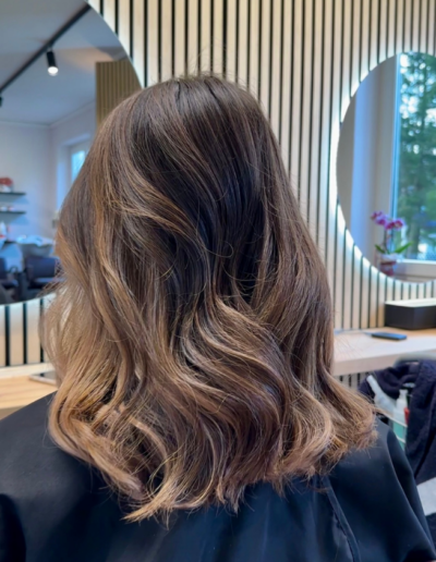 Kundin mit hellen Highlights im Friseursalon Ansbach