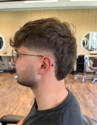 Kunde mit Burst Fade im Friseursalon Ansbach