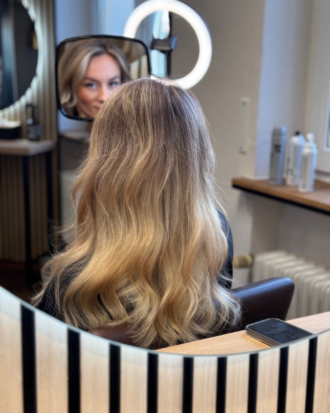 Airtouch Kundin mit frischen Airtouch-Technik im Haar im Friseursalon Ansbach