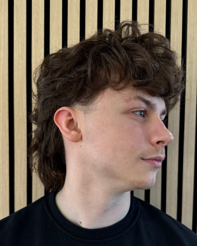 mullet Kunde mit frischem Mullet-Haarschnitt im Friseursalon Ansbach